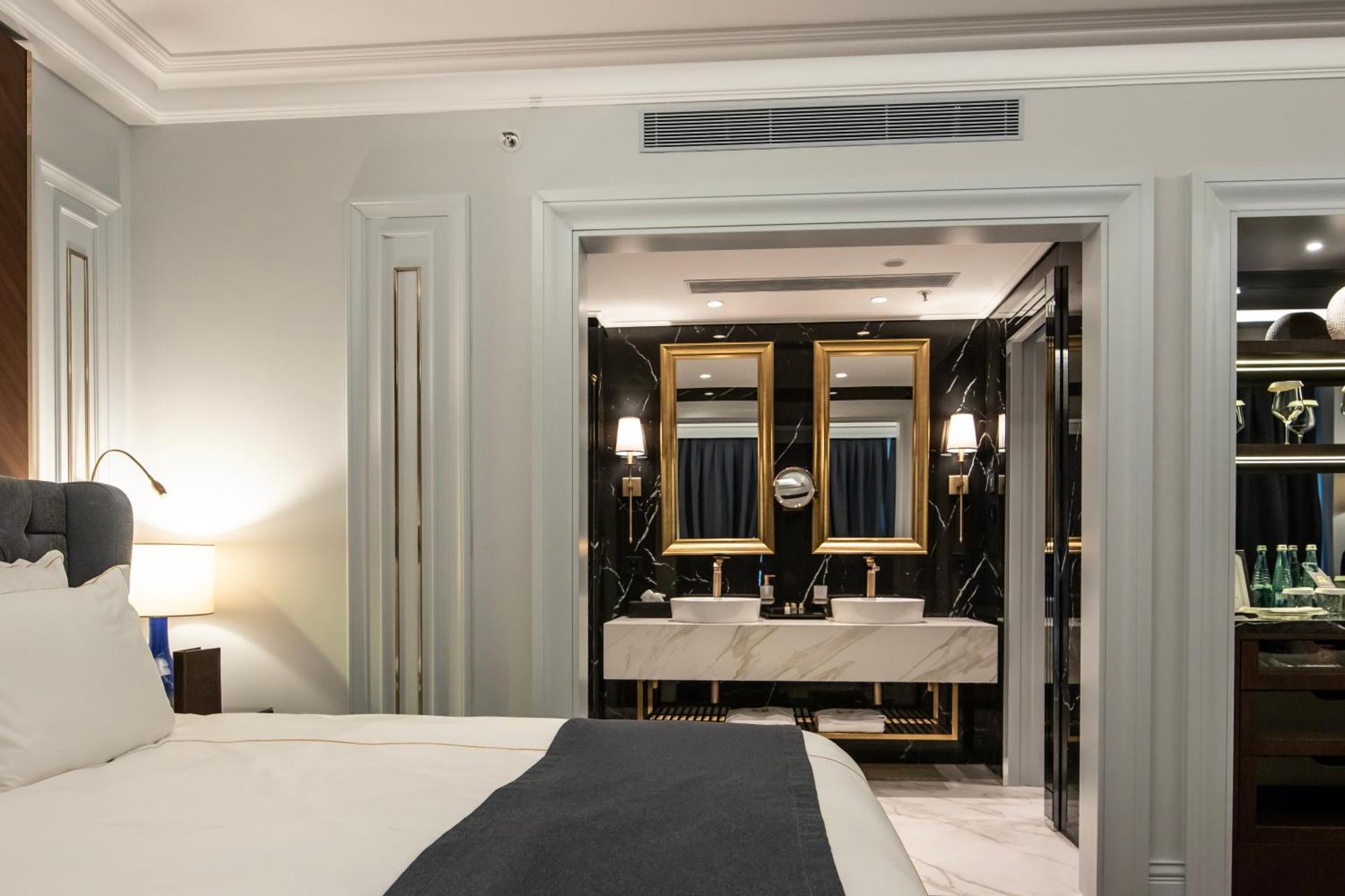 Xheko Imperial Luxury Hotel & Spa ティラナ エクステリア 写真 A suite at the hotel