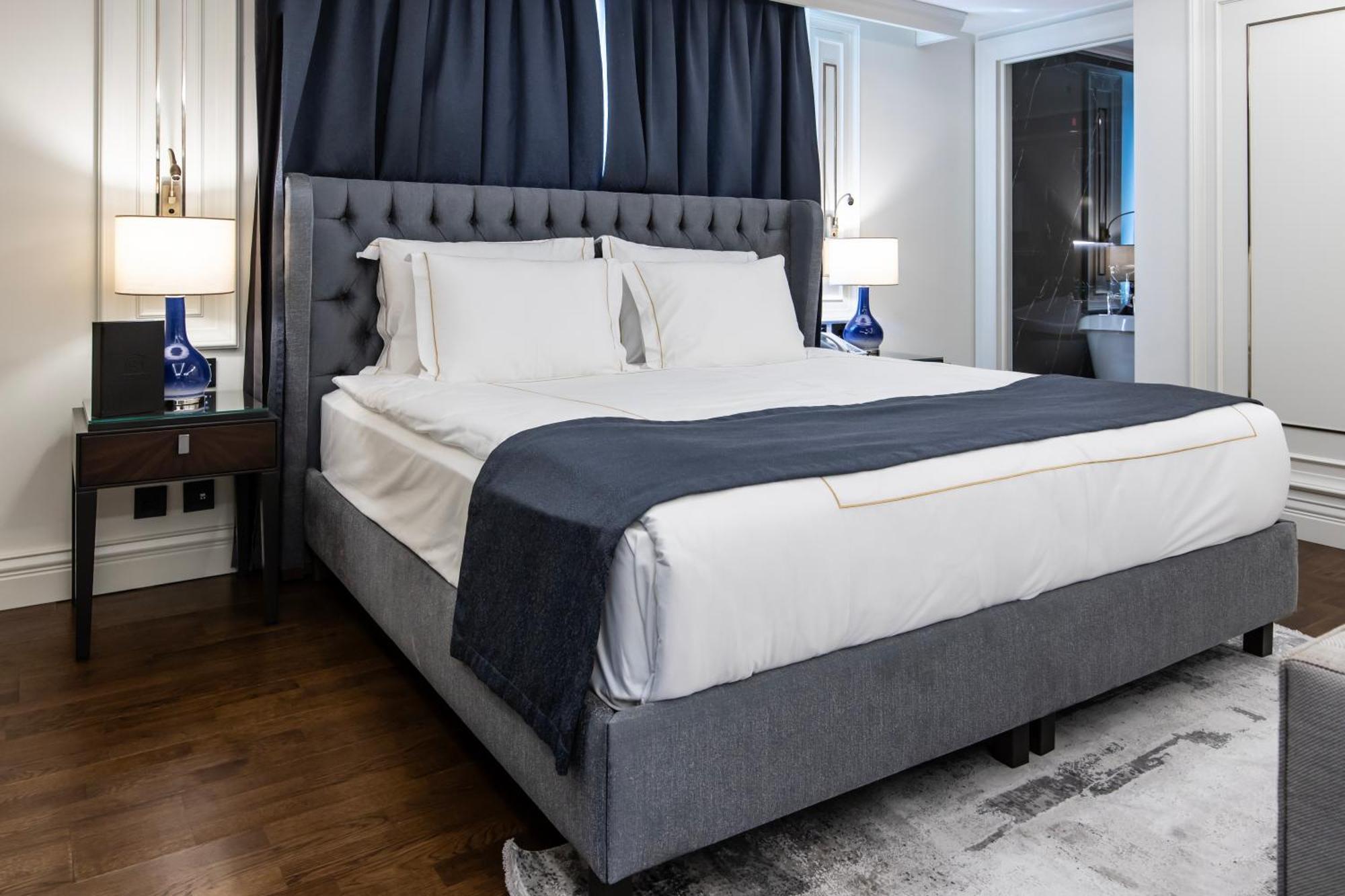 Xheko Imperial Luxury Hotel & Spa ティラナ エクステリア 写真 A bed