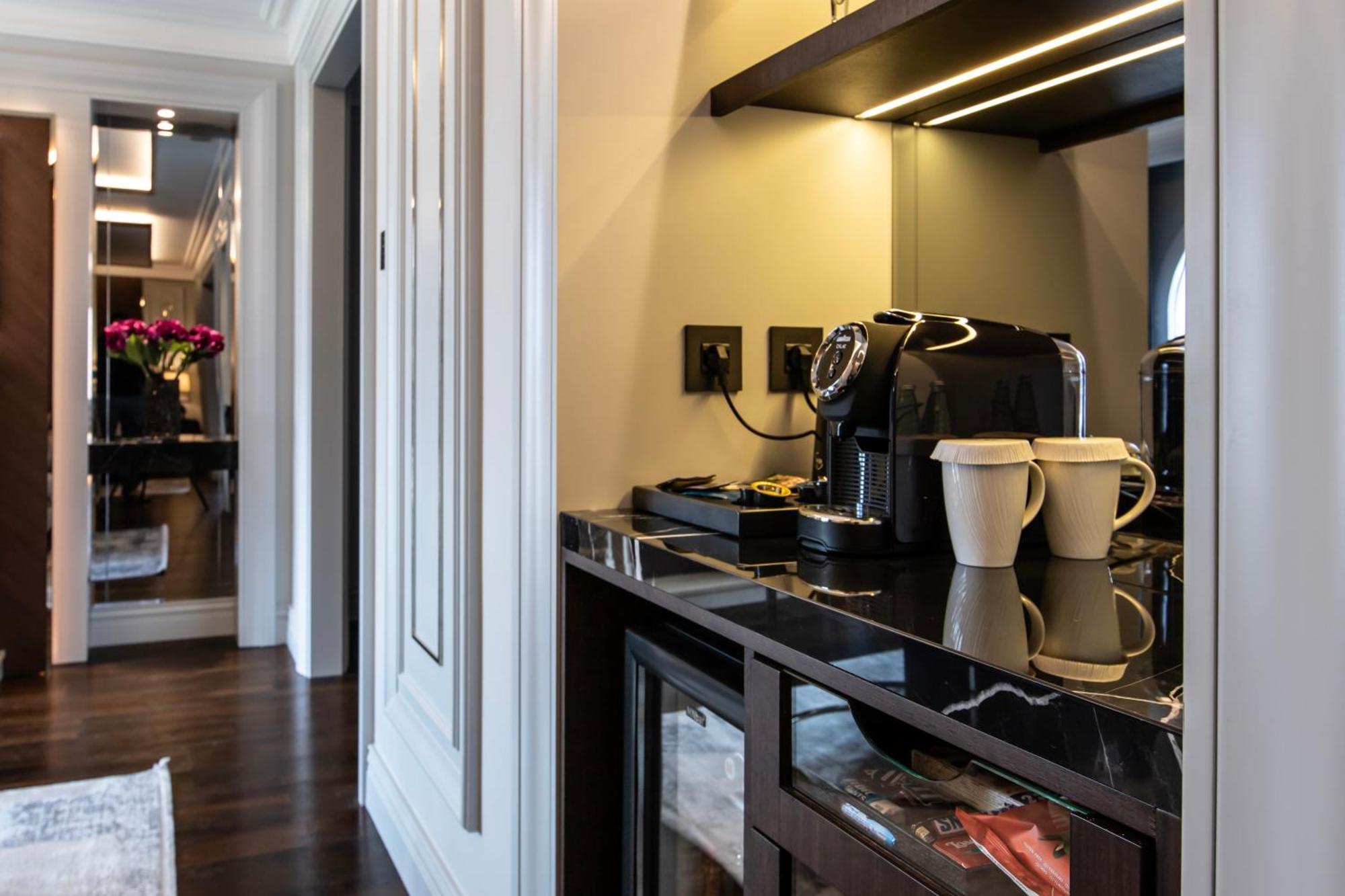 Xheko Imperial Luxury Hotel & Spa ティラナ エクステリア 写真 A Nespresso machine in a hotel room