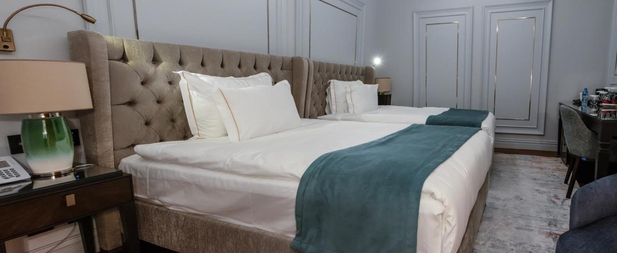 Xheko Imperial Luxury Hotel & Spa ティラナ エクステリア 写真 A bed