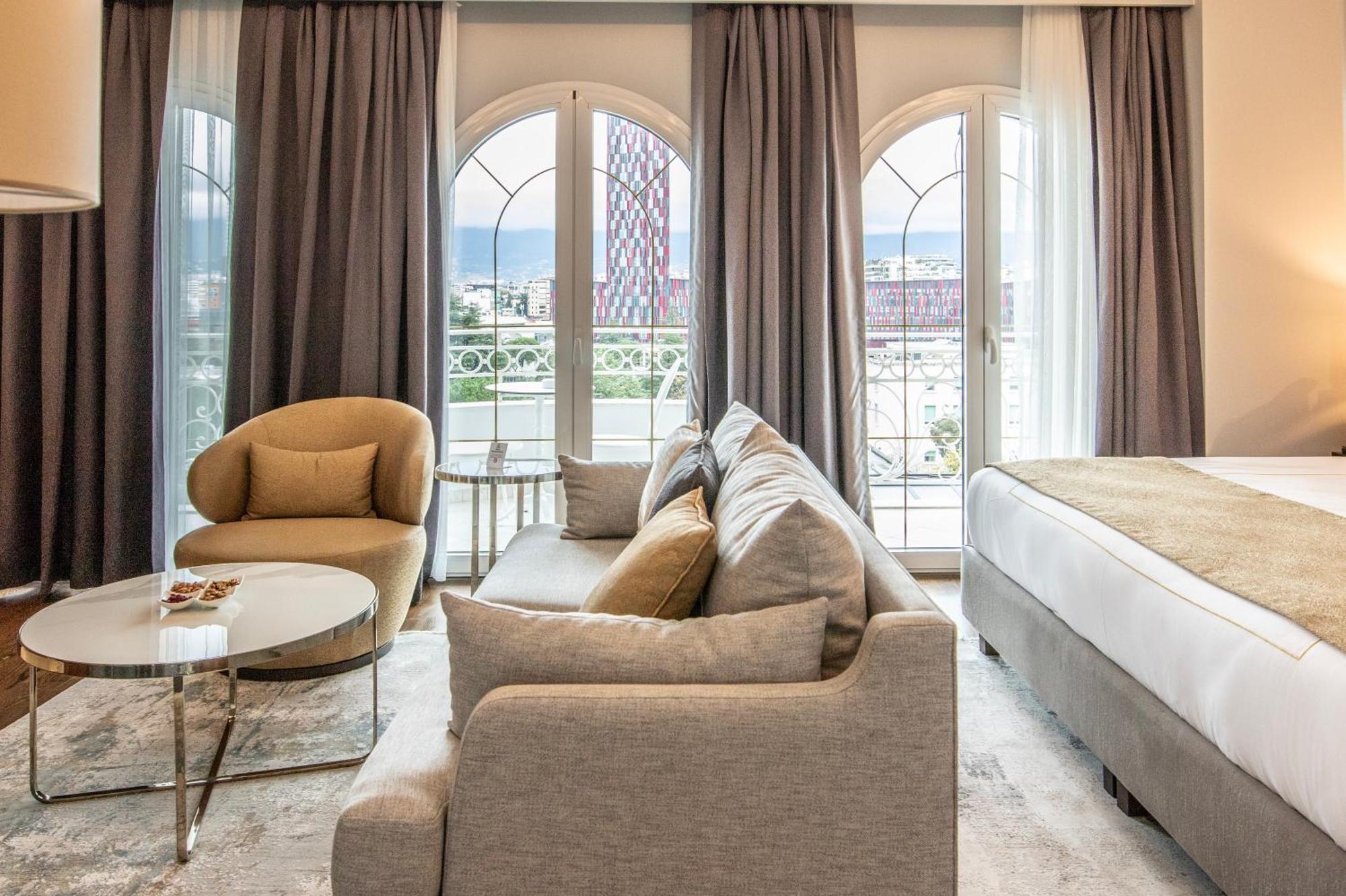 Xheko Imperial Luxury Hotel & Spa ティラナ エクステリア 写真 A suite at the hotel