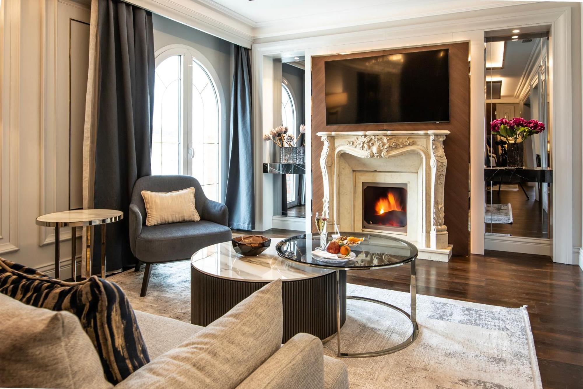 Xheko Imperial Luxury Hotel & Spa ティラナ エクステリア 写真 The living room of a suite at the Mandarin Oriental, Paris