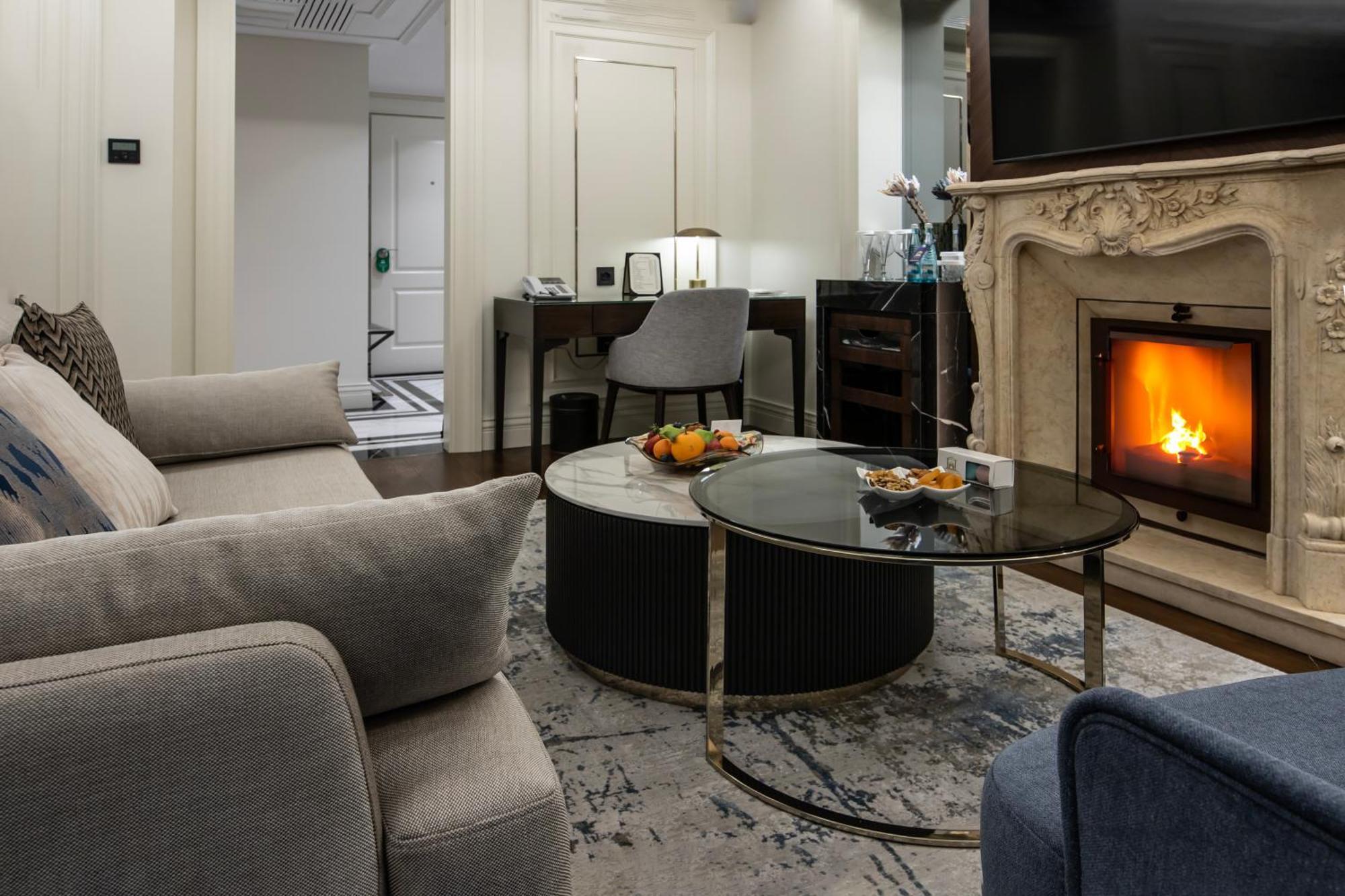 Xheko Imperial Luxury Hotel & Spa ティラナ エクステリア 写真 A living room in a suite at the Ritz-Carlton, Moscow
