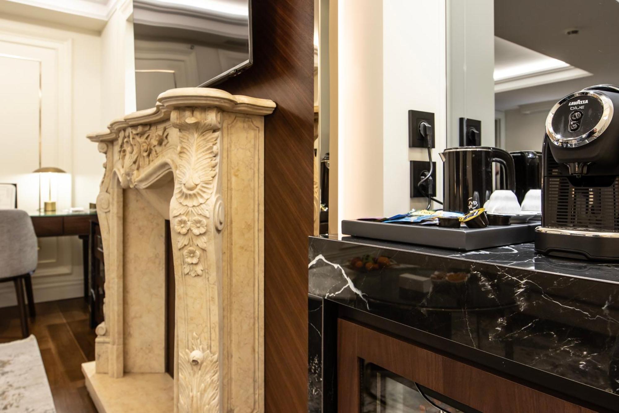 Xheko Imperial Luxury Hotel & Spa ティラナ エクステリア 写真 A Nespresso machine in a hotel room