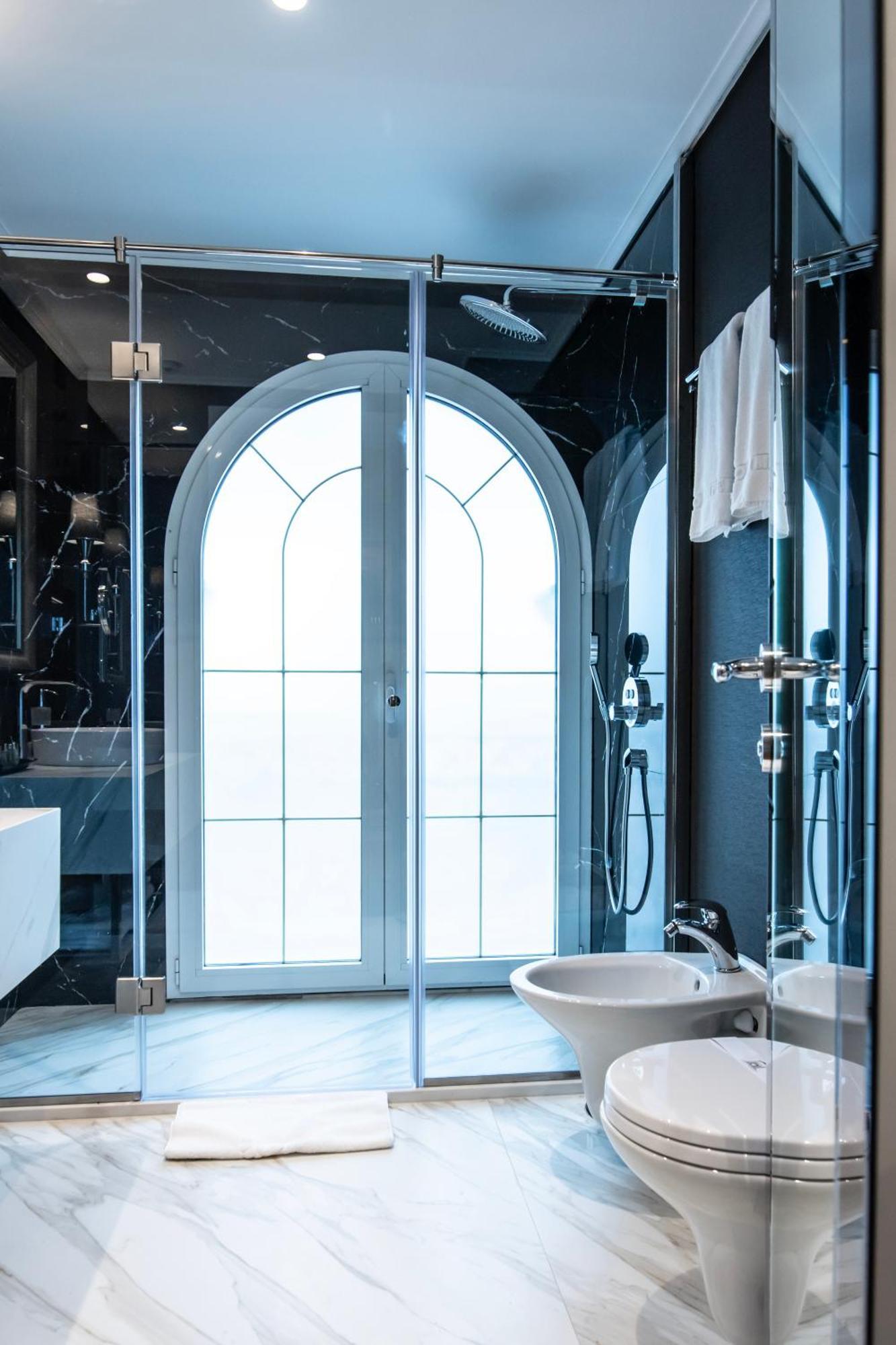 Xheko Imperial Luxury Hotel & Spa ティラナ エクステリア 写真 A modern bathroom