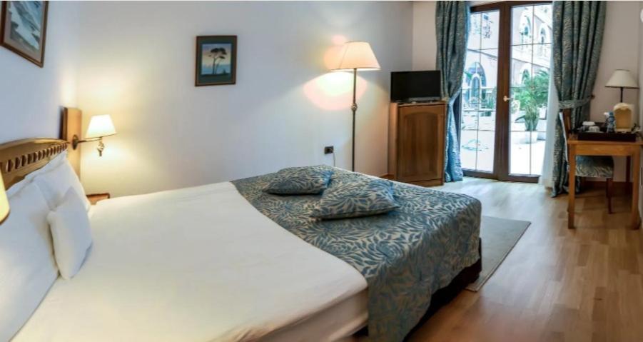 Xheko Imperial Luxury Hotel & Spa ティラナ エクステリア 写真 A room at the hotel