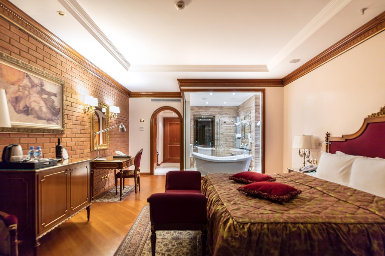 Xheko Imperial Luxury Hotel & Spa ティラナ エクステリア 写真 A room at the hotel