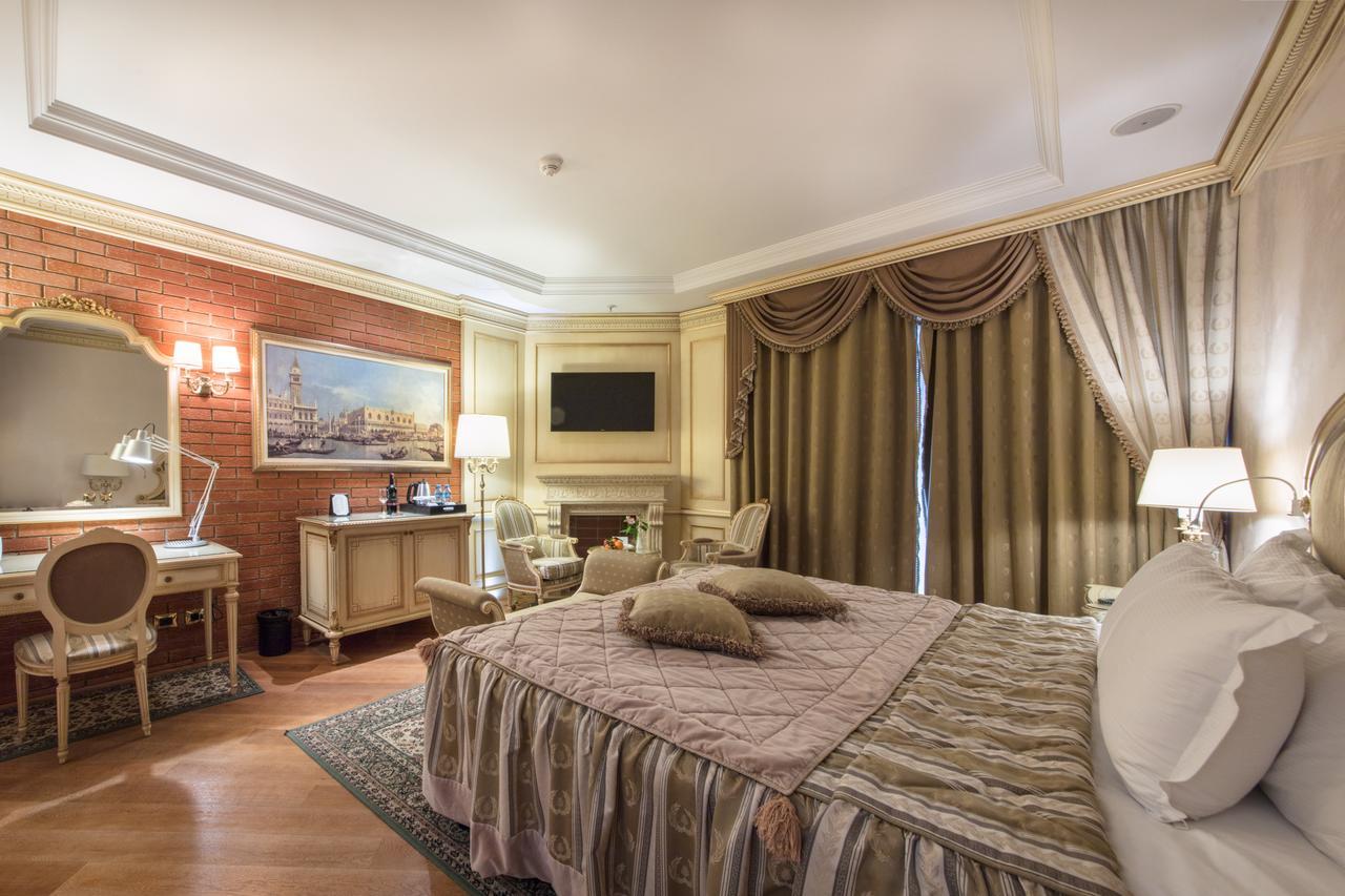 Xheko Imperial Luxury Hotel & Spa ティラナ エクステリア 写真 A bedroom at the hotel