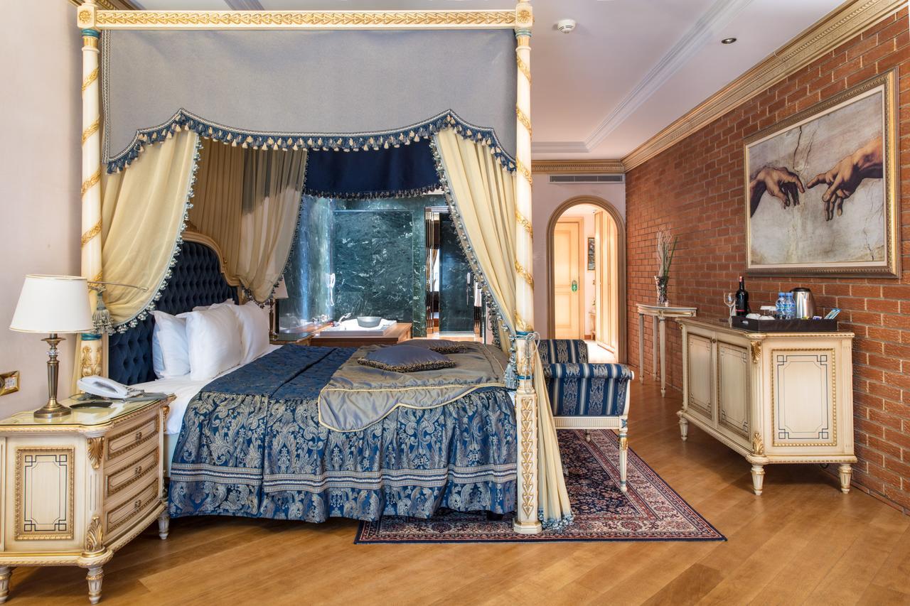 Xheko Imperial Luxury Hotel & Spa ティラナ エクステリア 写真 A bedroom at the Taj Mahal Palace