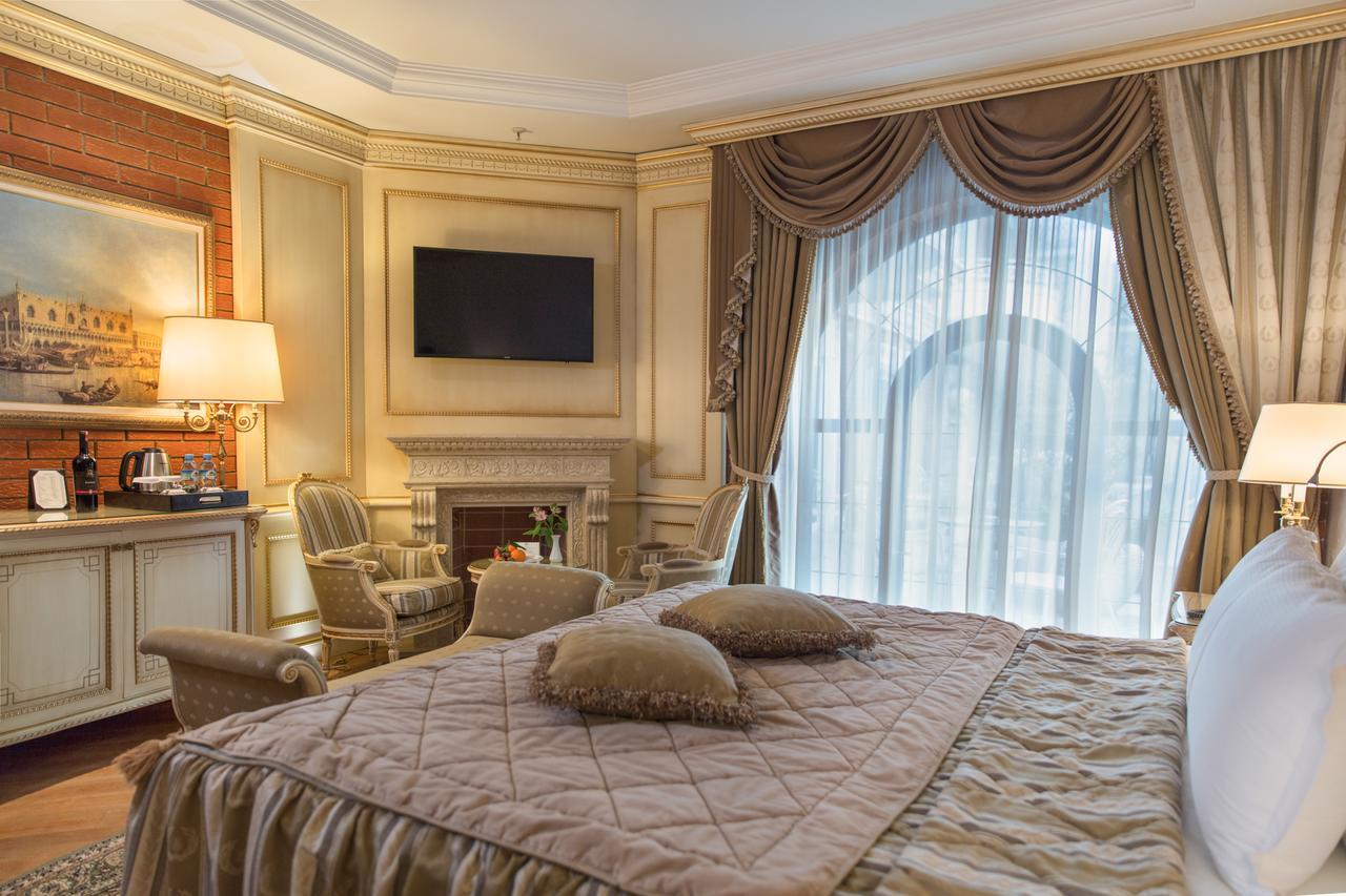 Xheko Imperial Luxury Hotel & Spa ティラナ エクステリア 写真 A bedroom at the hotel
