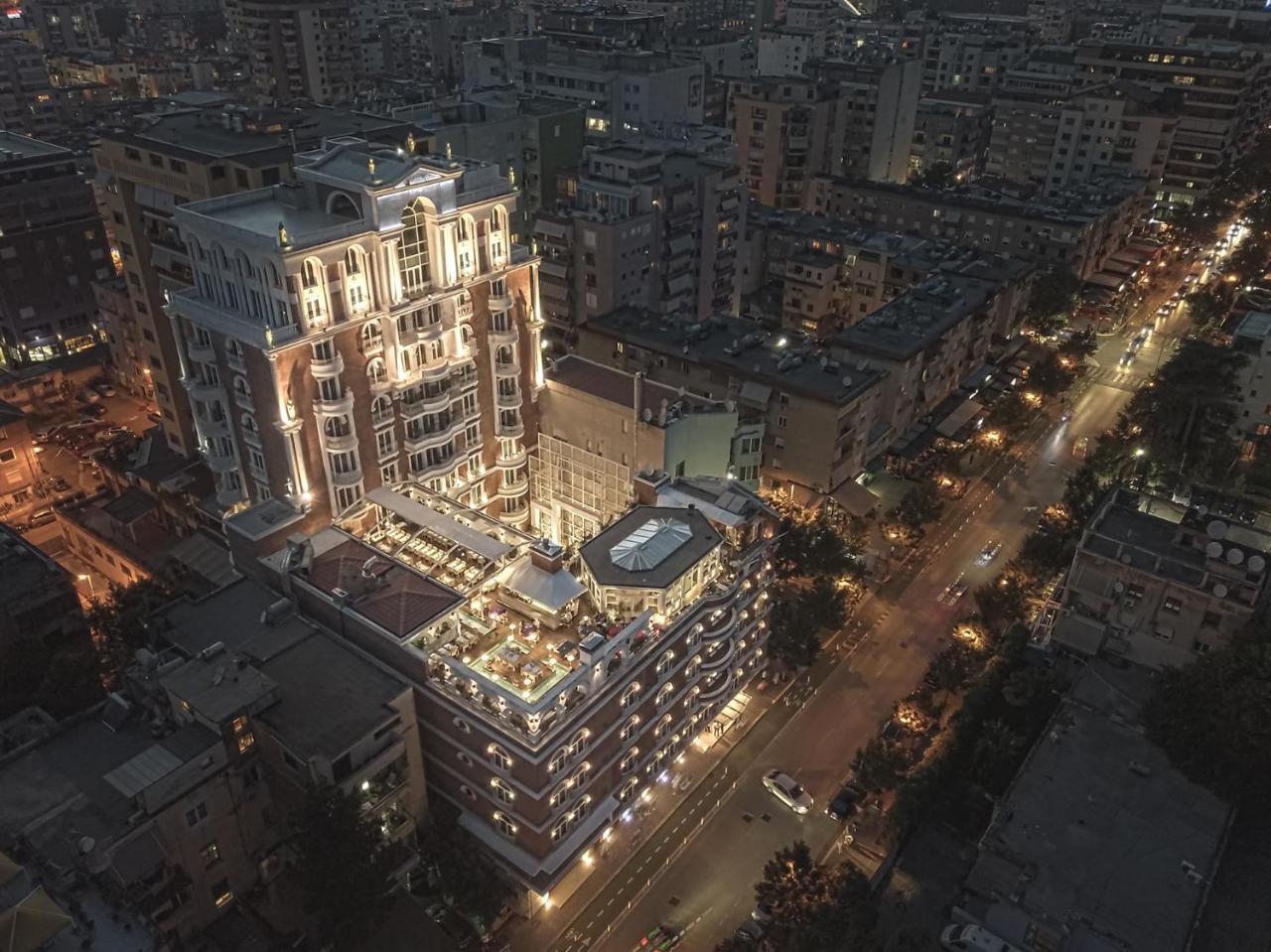 Xheko Imperial Luxury Hotel & Spa ティラナ エクステリア 写真 The hotel at night